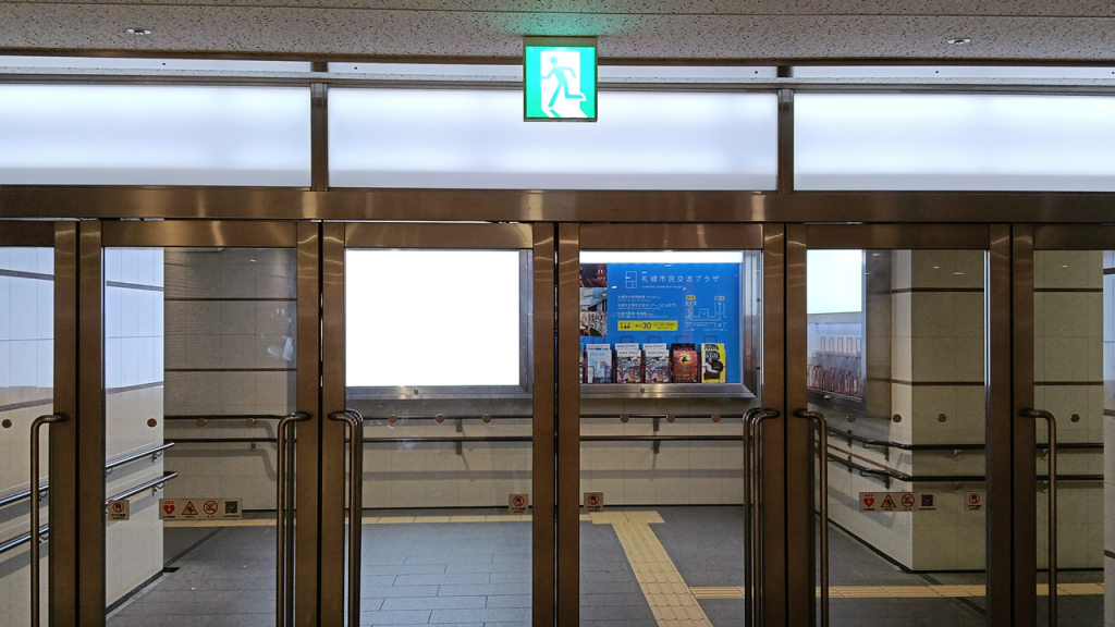 地下鉄大通駅の16番出口に向かうドア
