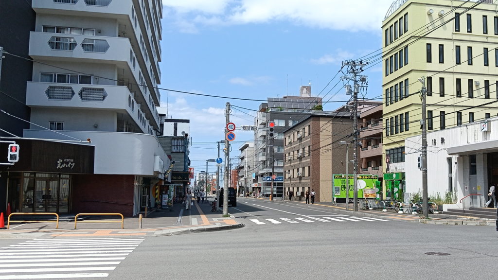 北18条駅の2番出口を出たところの景色