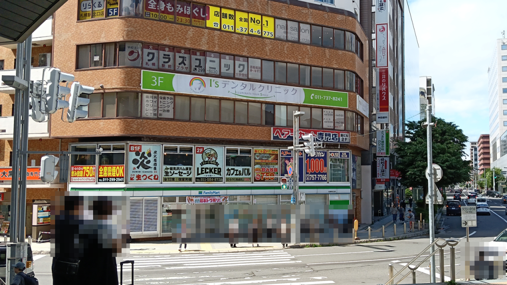 JR札幌駅の西コンコースの北口を出たところにある横断歩道