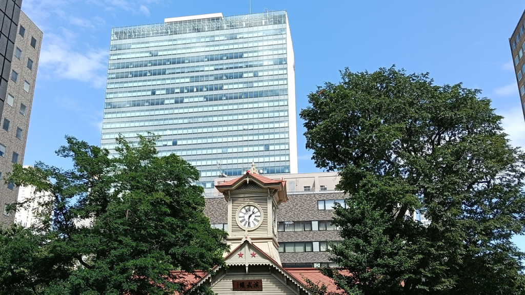 ビルに囲まれる札幌時計台