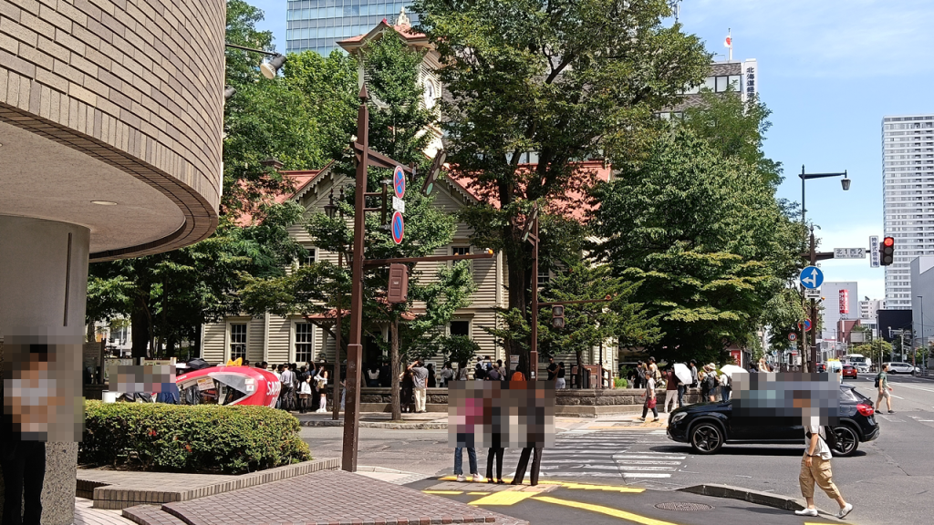 横断歩道から見た札幌時計台